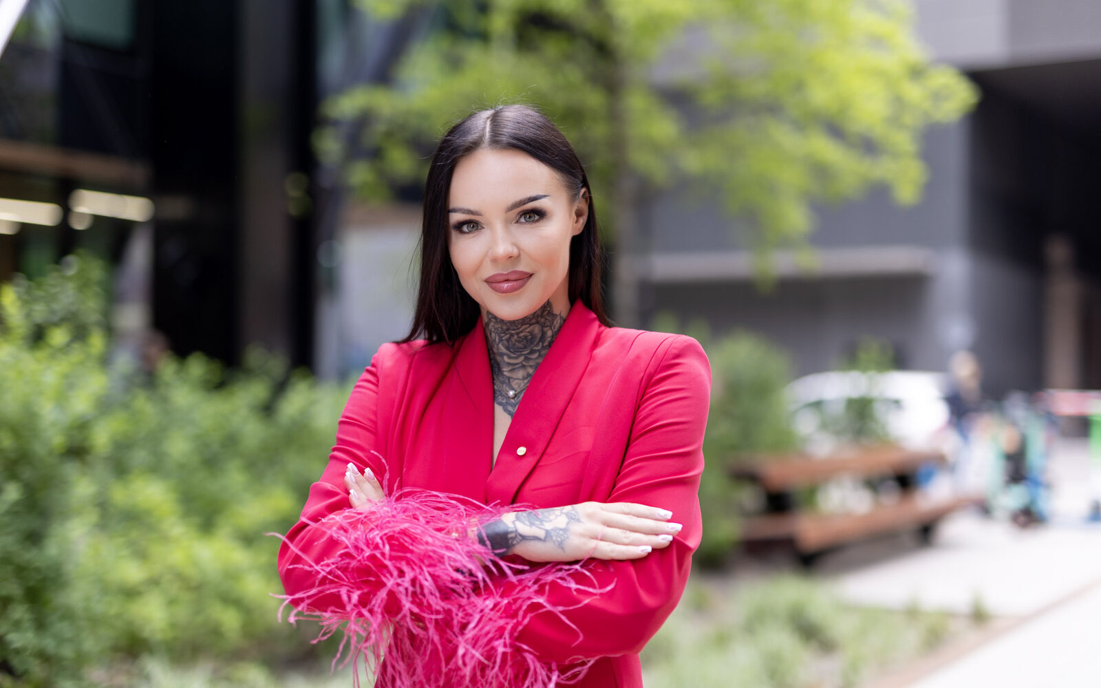 Patrycja Gaweł w czerwonej marynarce podczas sesji biznesowej